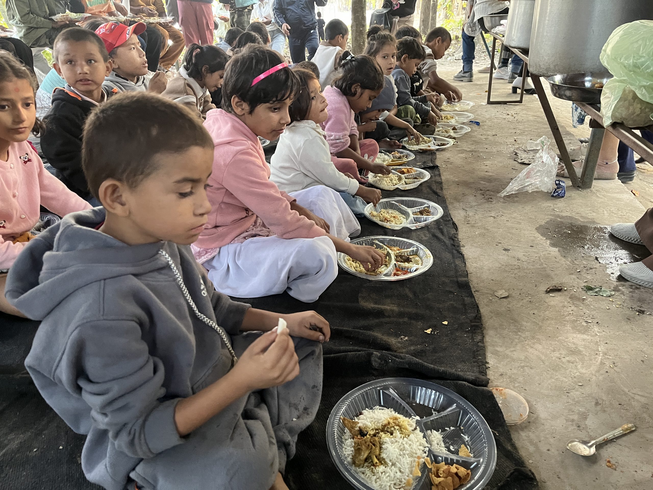 अनाथ वालवालिकालाई वनभोज